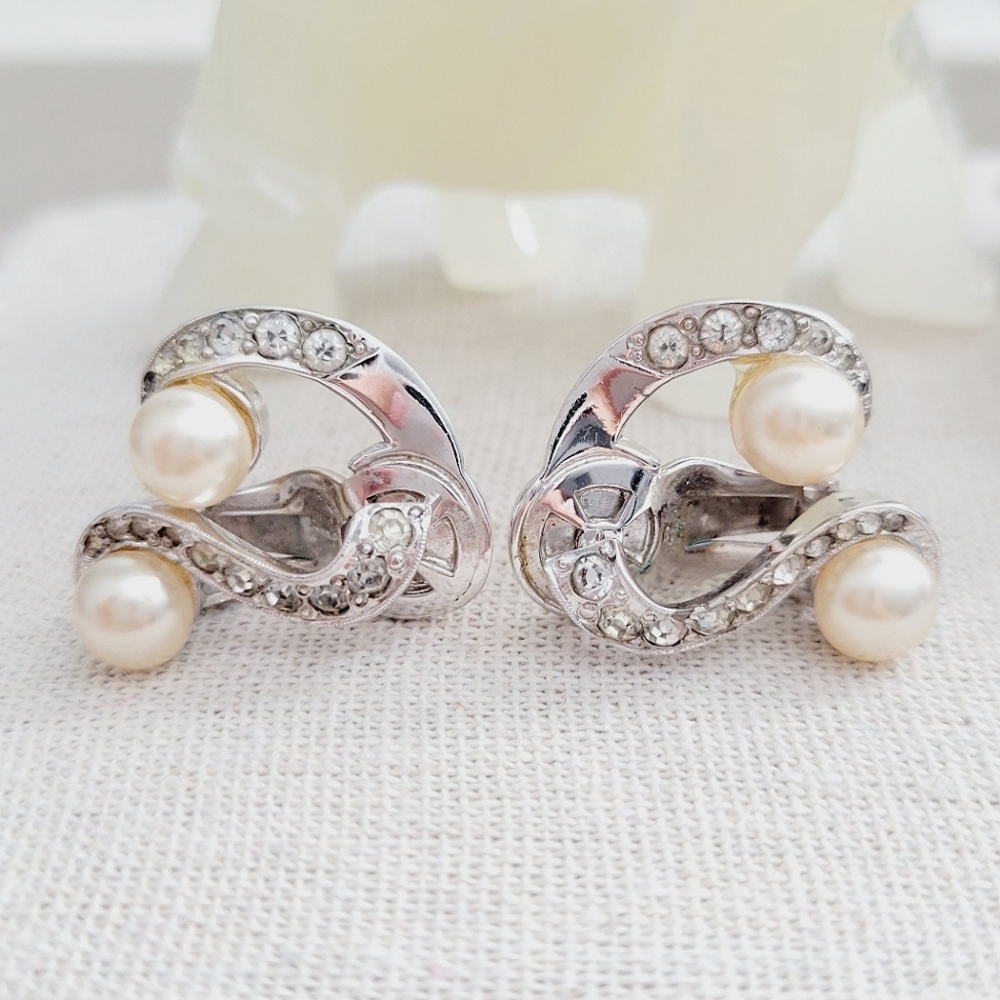 VINTAGE Mazer Bros rhinestone faux pearl clip on earrings